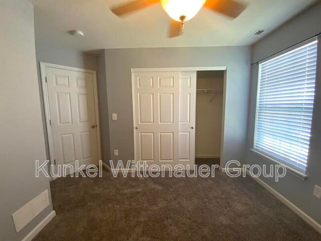 Building Photo - 2437 Larchmont Dr