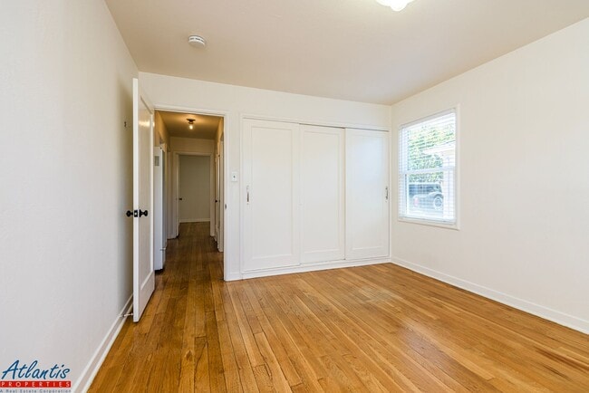 Building Photo - Lovely Home | Gorgeous Yards | A/C