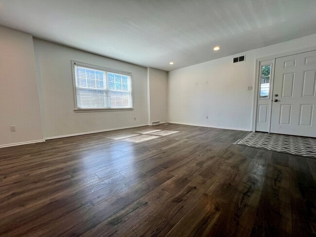 Building Photo - Gorgeous 3-Bedroom Home with Finished Basement in Havertown! Available NOW!