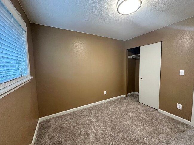 Building Photo - **$250 OFF 1ST MONTHS RENT!!** Remodeled 3 Bedroom SW Portland Home!