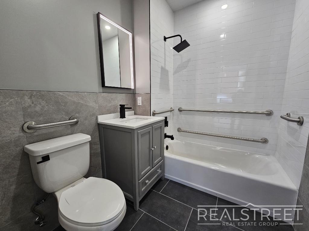 Building Photo - Tilden Avenue