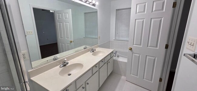 Building Photo - 20544 Blue Heron Terrace