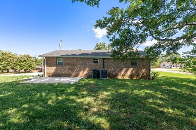 Building Photo - 2 Bedroom 2 Bath Brick Home Nestled In Gre...