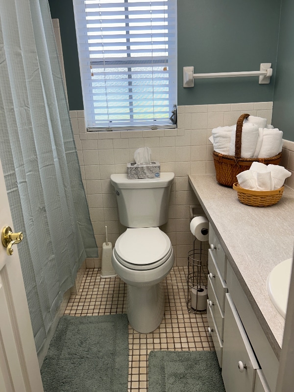 Building Photo - 1220 Lakeside Dr