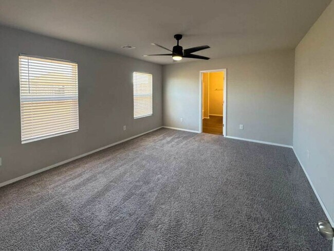 Building Photo - 3BD/2BTH Home Minutes from Lake El Reno!