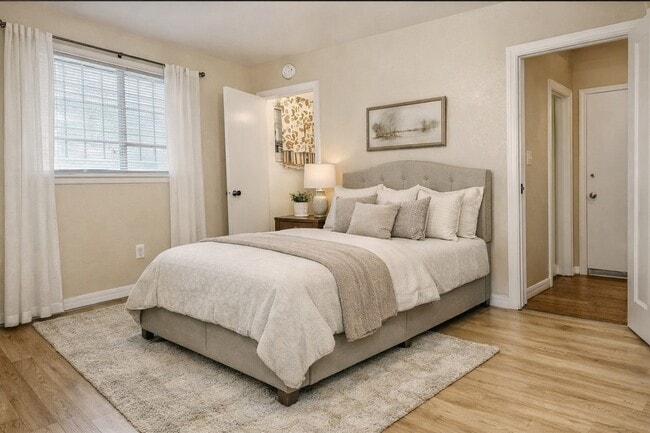 Building Photo - 10818 Long Gate Dr