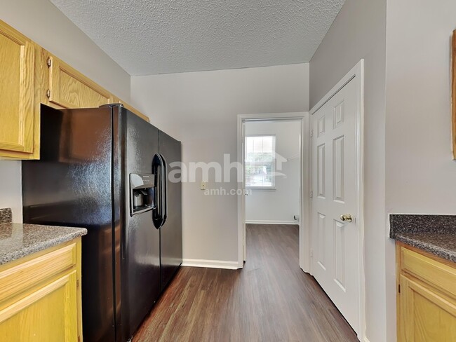 Building Photo - 121 Golden Crest Ct