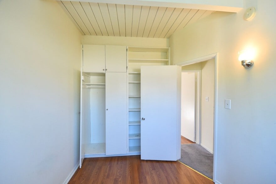 Building Photo - 13103 Moorpark St