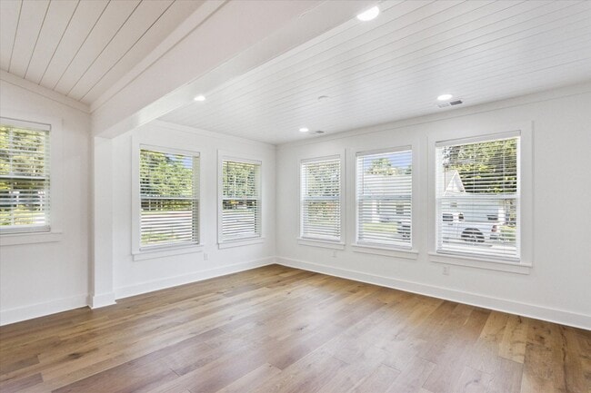 Building Photo - Newly Renovated Coastal Cottage for Lease!