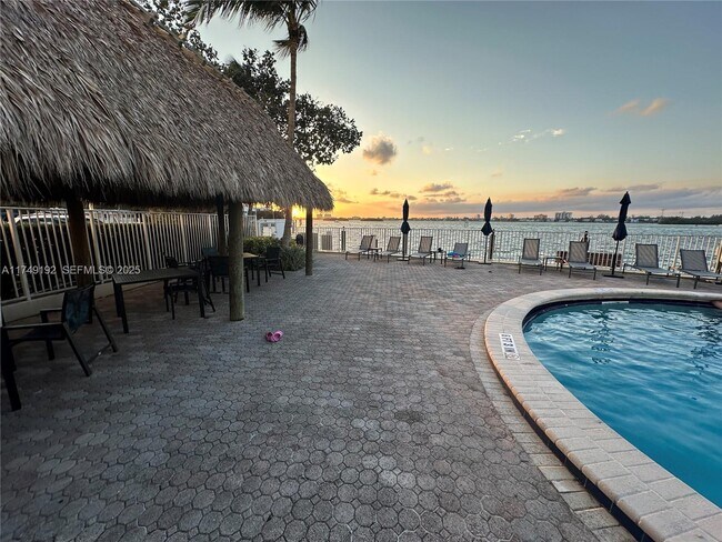 Building Photo - 10350 W Bay Harbor Dr