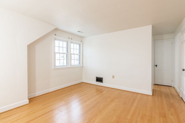 Building Photo - 611 Montgomery St