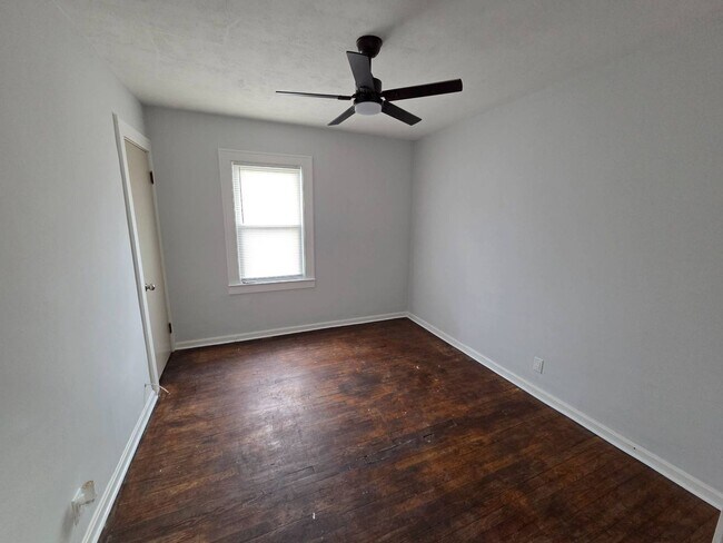 Building Photo - Charming 3-Bedroom Property in Prime Location