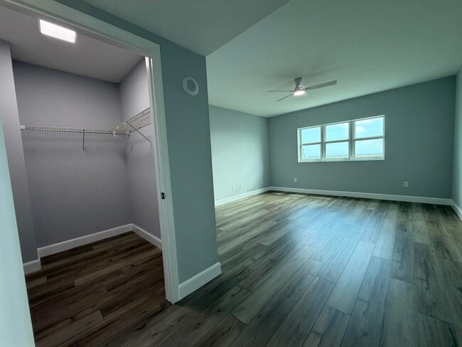 Building Photo - 15051 Royal Oaks Ln