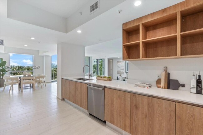 Building Photo - 10281 W Bay Harbor Dr