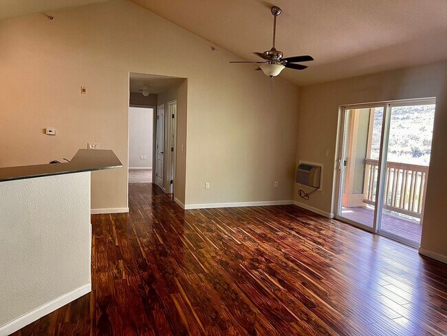 Building Photo - 520 River View Dr