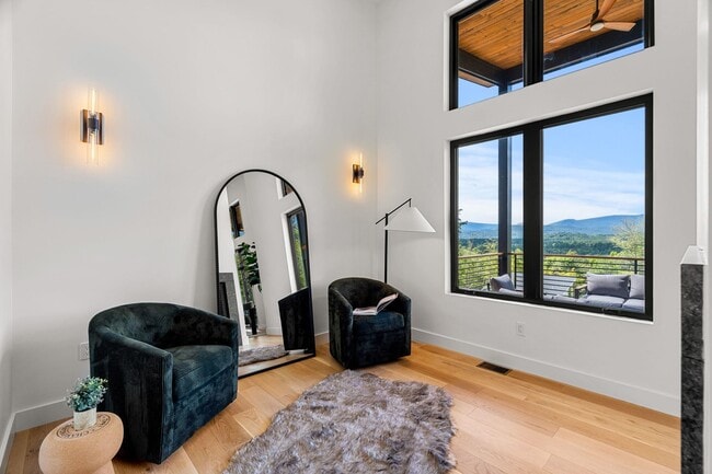 Building Photo - 162 Pond Rd