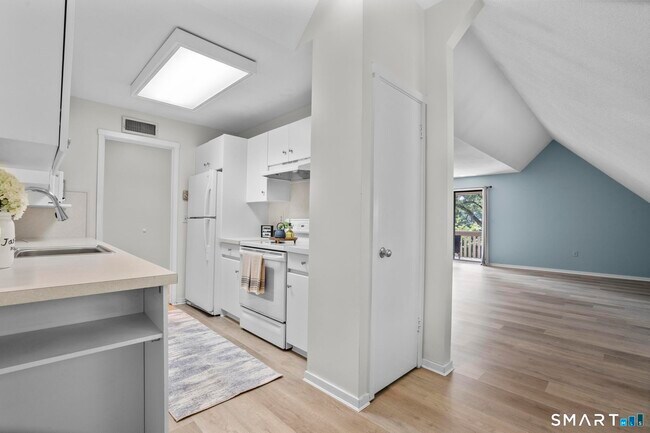 Building Photo - 43 Great Meadow Ln