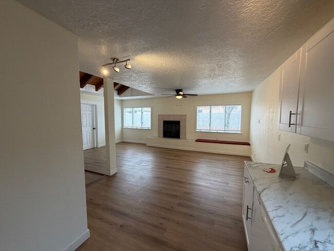 Building Photo - 3 Bedroom Single Story Home Available Near Constitution Ave NE & San Pedro Dr NE!