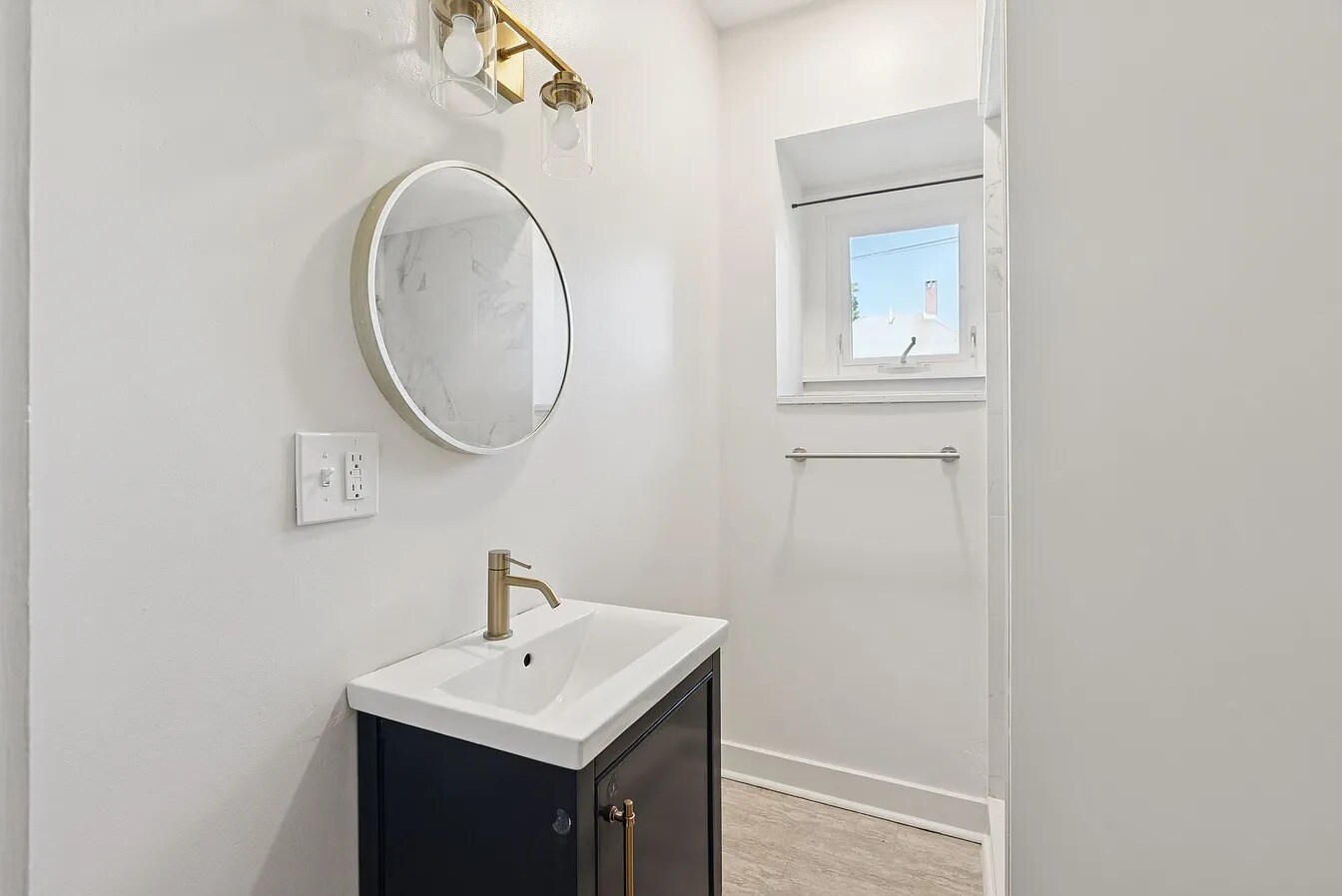 Building Photo - 22 York St