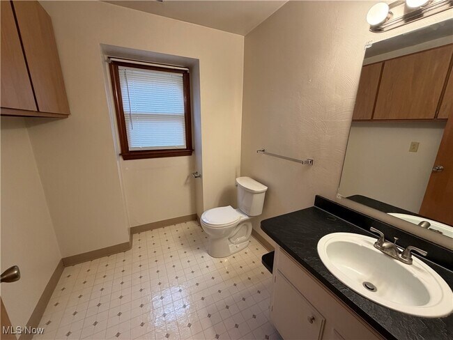 Building Photo - 52 Southwoods Ave