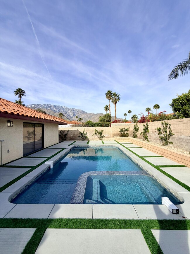 Building Photo - 1496 E Luna Way