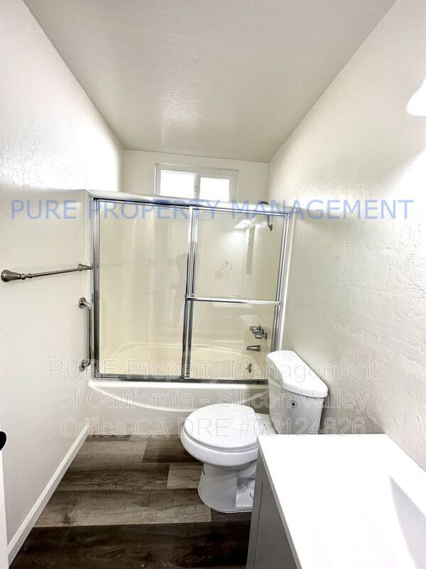 Building Photo - 555 Bridge St