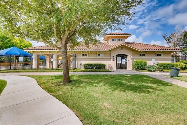 Building Photo - Large 4 Bedroom 3.5 Bath Now Avaliable