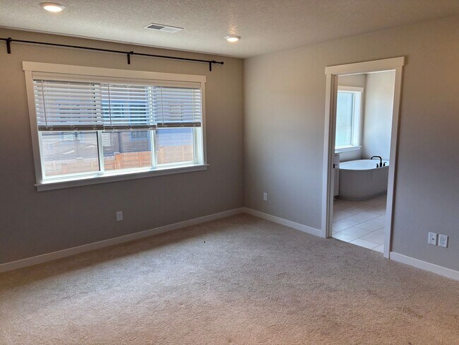 Building Photo - Home on Bend's Westside!