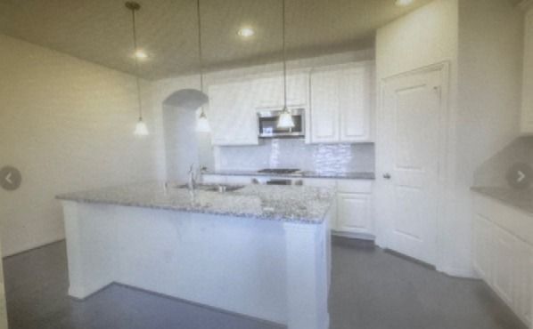 Building Photo - 18122 Glenlyon Dr