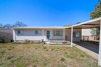 Building Photo - This beautifully updated 4-bedroom, 1-bath...