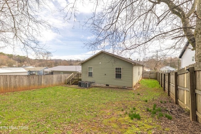 Building Photo - 2013 Paris Rd NW