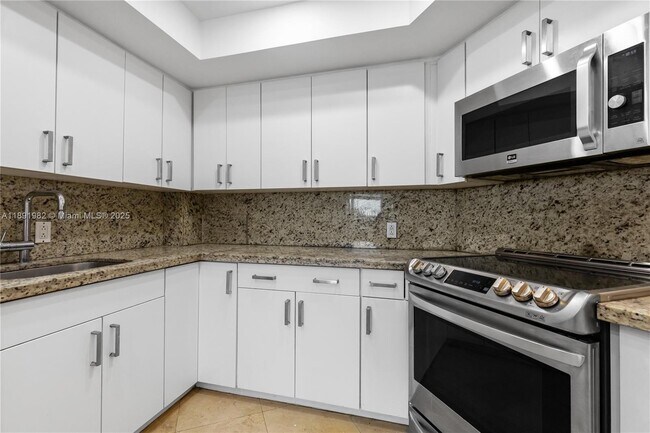 Building Photo - 4925 Collins Ave