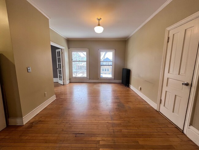 Building Photo - Adorable Two Bedroom Upper in Heritage Hill!