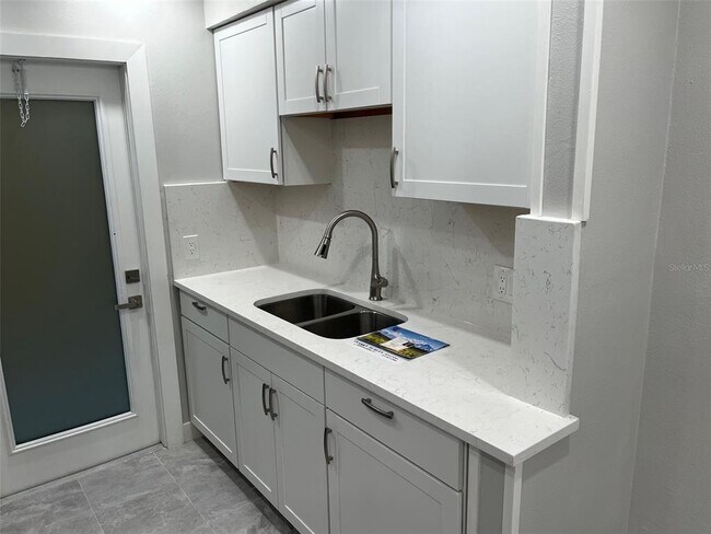 Building Photo - 1605 Pass a Grille Way