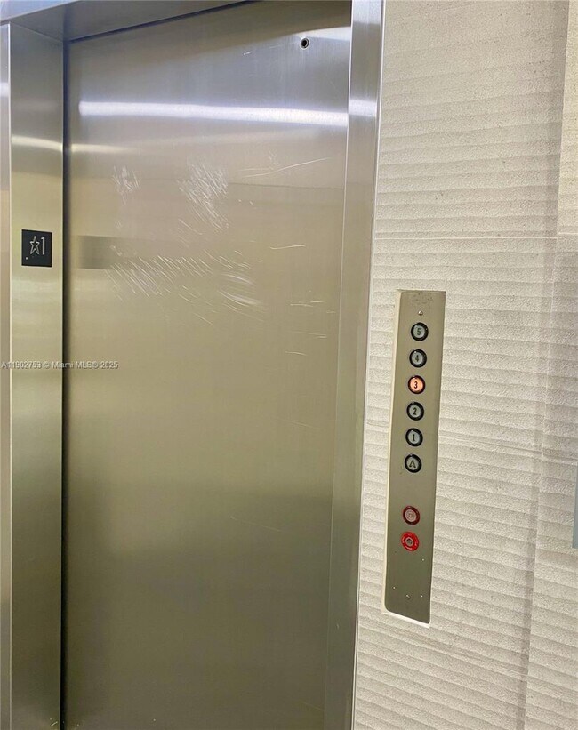 Building Photo - 8333 Lake Dr