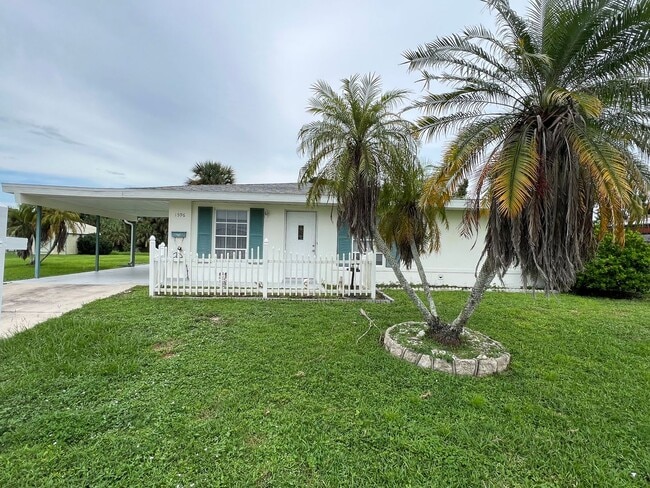 Building Photo - ** Annual ** 2 Bed / 2 Bath ** Single Family Home ** Conveniently Located ** $1,450