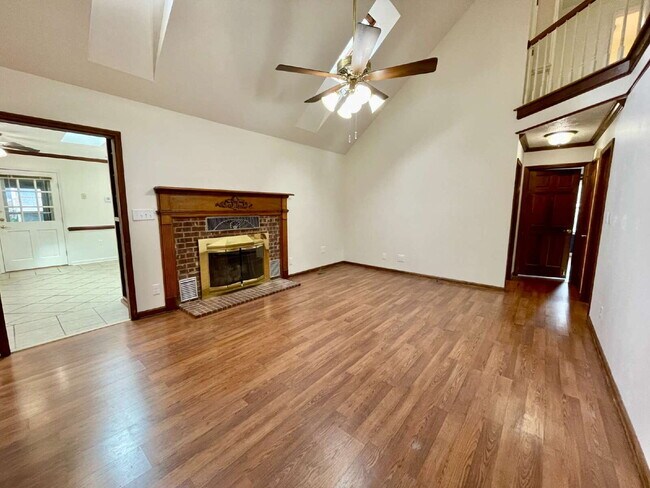 Building Photo - Spacious 6-Bedroom Gem In Fayetteville!