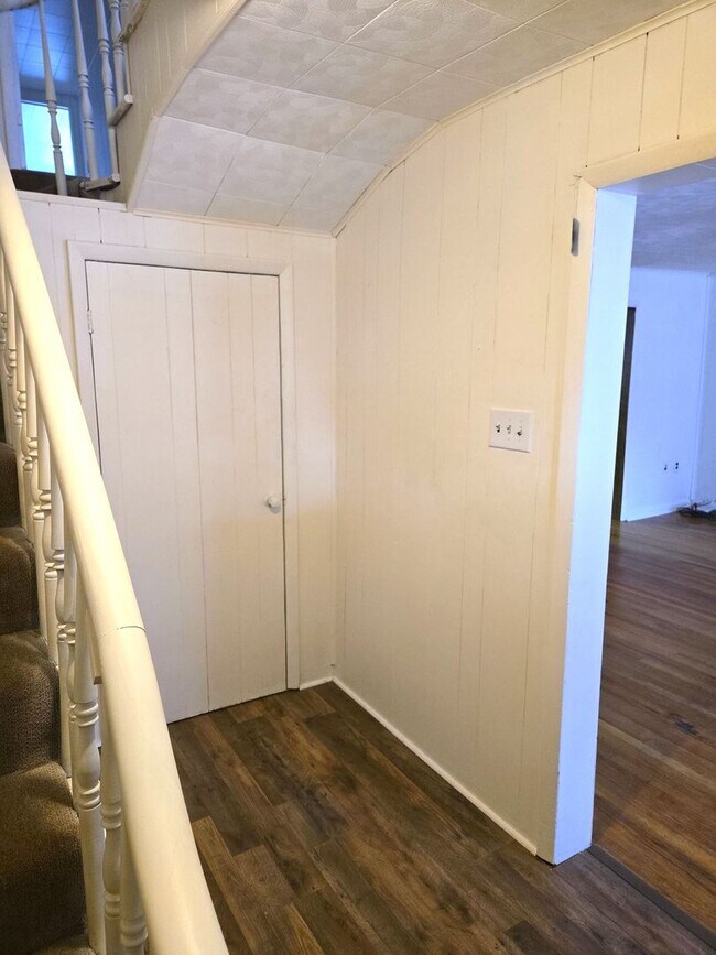 Building Photo - Spacious 3-bedroom single-family home in C...