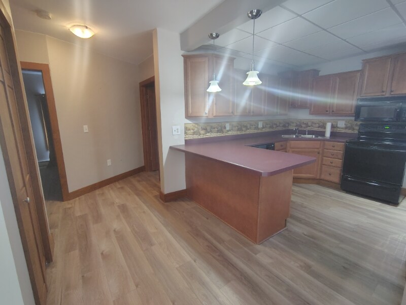 Building Photo - 615 Lake St