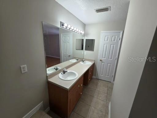 Building Photo - 2419 Fan Palm Dr