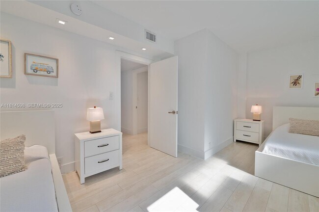 Building Photo - 101 Crandon Blvd