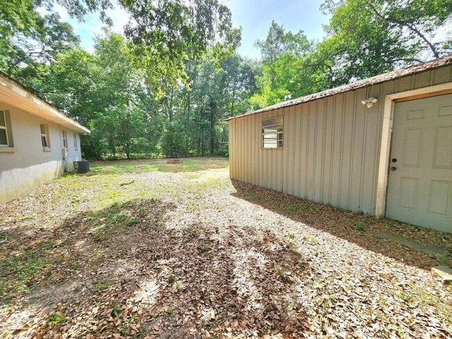 Building Photo - Stunning 4/2 Redecorated Home Close to I-110!
