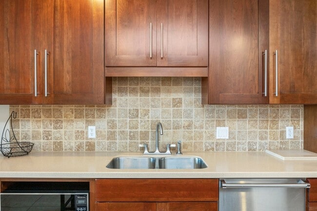 Building Photo - Gorgeous Water Views!