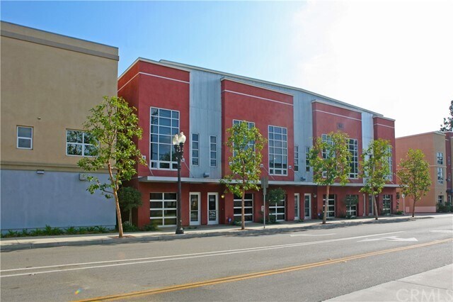 Building Photo - 940 E Civic Center Dr