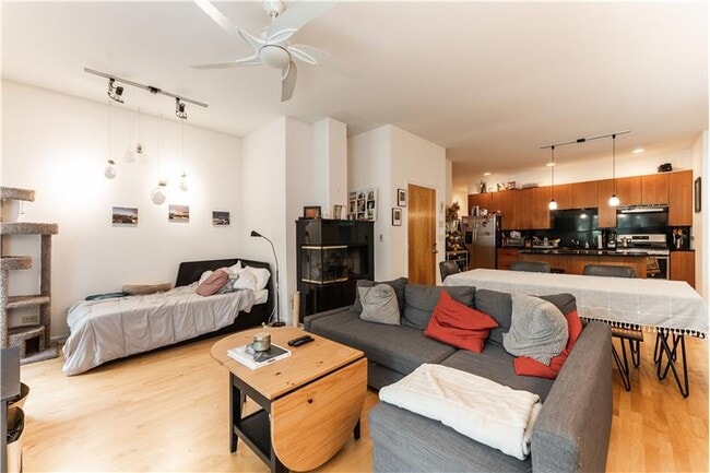 Building Photo - 1407 N Wicker Park Ave