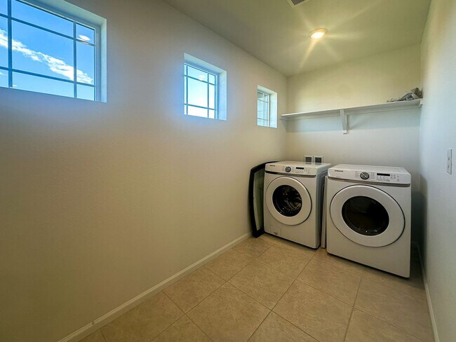 Building Photo - East Facing 3bd 2.5ba paired home in Senderos Creek!