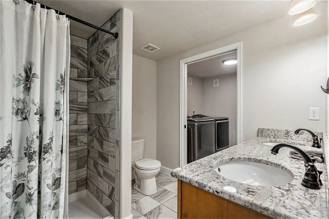 Building Photo - Gorgeous 6 Bedroom/3.5 Bathroom Home!