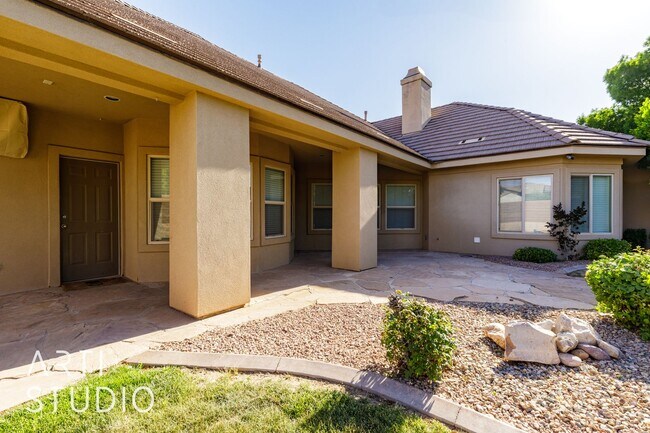 Building Photo - 4 Bedroom. 2/5 Bathroom Home in Meadow Val...
