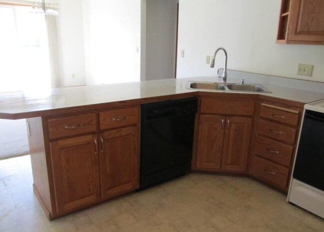 Building Photo - 634 Sycamore Dr