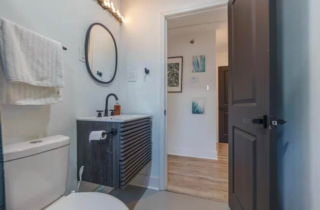 Building Photo - 84 N Holmes St